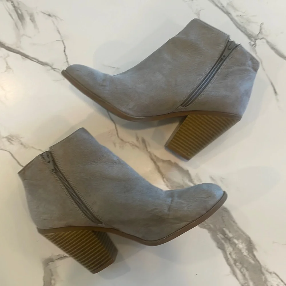 Banana Republic Ankle booties, size 7, Taupe, Tan, Chunky 4 inch heel - Picture 7 of 15